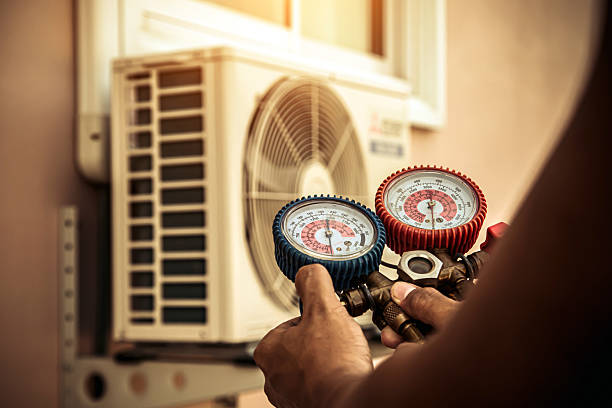 Professional Hvac Repair technician working in Oak Park, CA